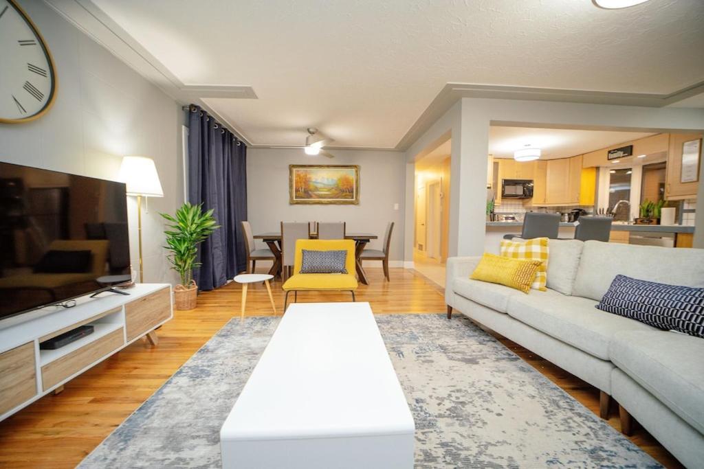 Cozy 3 Bedroom Contemporary Home With Free Parking Эдмонтон Экстерьер фото