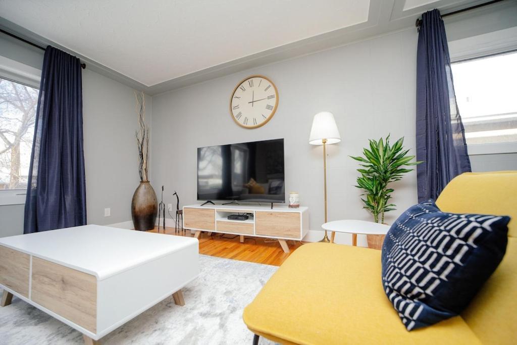 Cozy 3 Bedroom Contemporary Home With Free Parking Эдмонтон Экстерьер фото