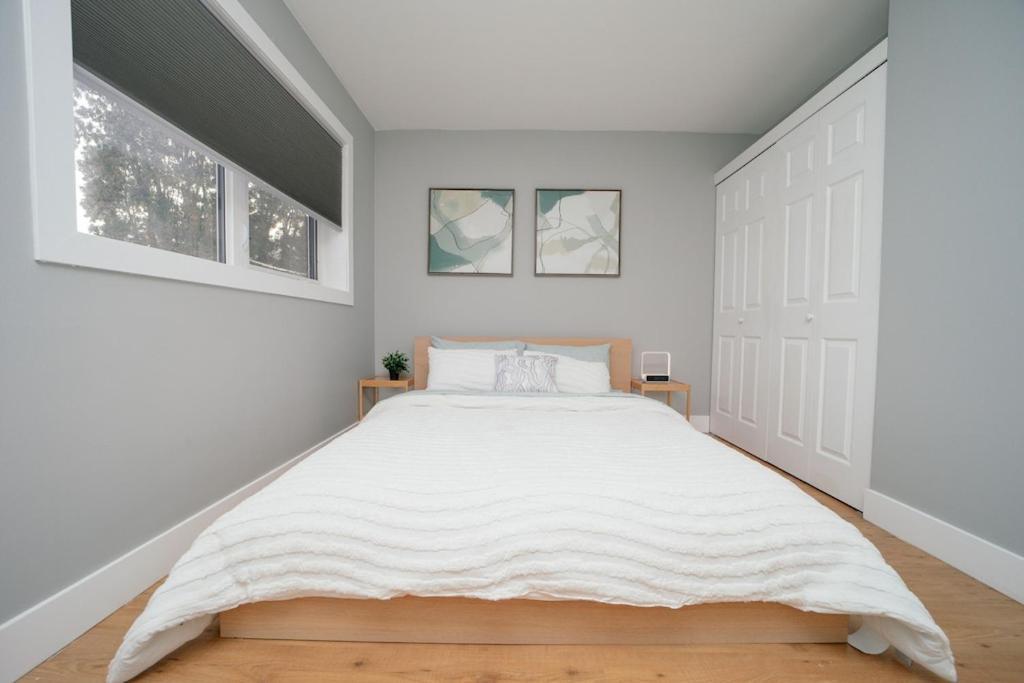 Cozy 3 Bedroom Contemporary Home With Free Parking Эдмонтон Экстерьер фото