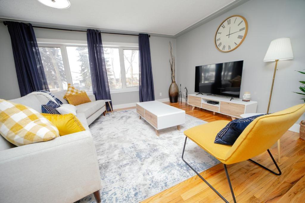 Cozy 3 Bedroom Contemporary Home With Free Parking Эдмонтон Экстерьер фото