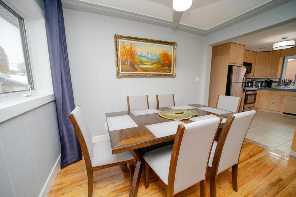 Cozy 3 Bedroom Contemporary Home With Free Parking Эдмонтон Экстерьер фото