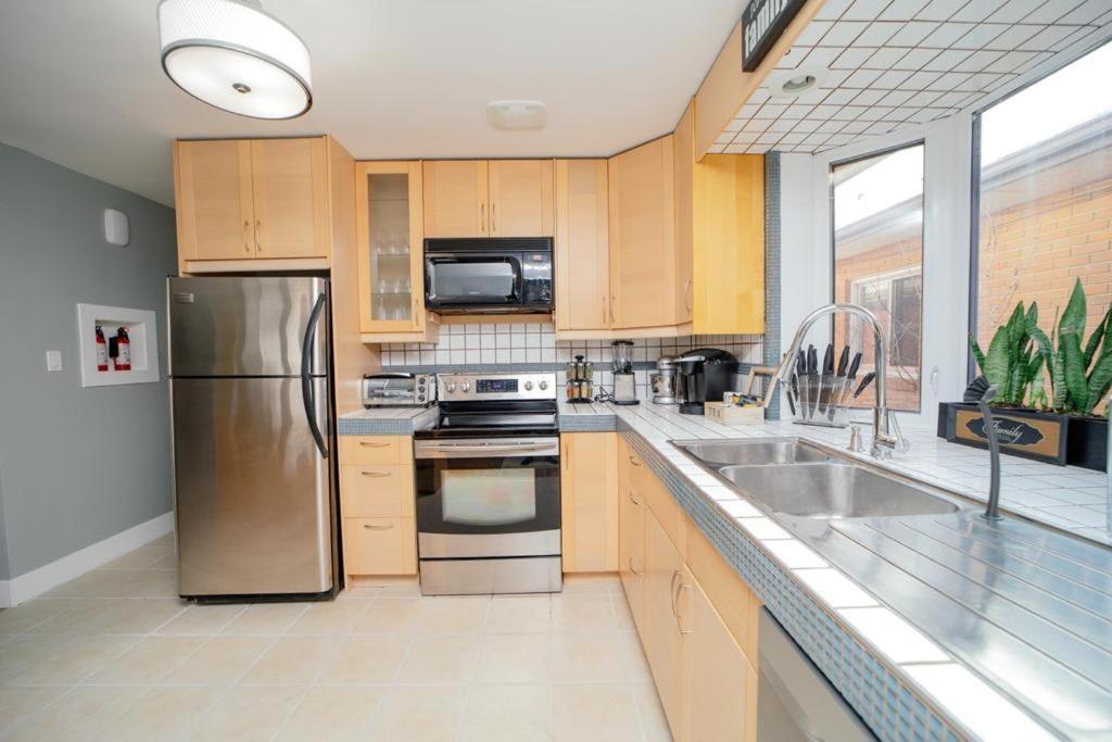 Cozy 3 Bedroom Contemporary Home With Free Parking Эдмонтон Экстерьер фото